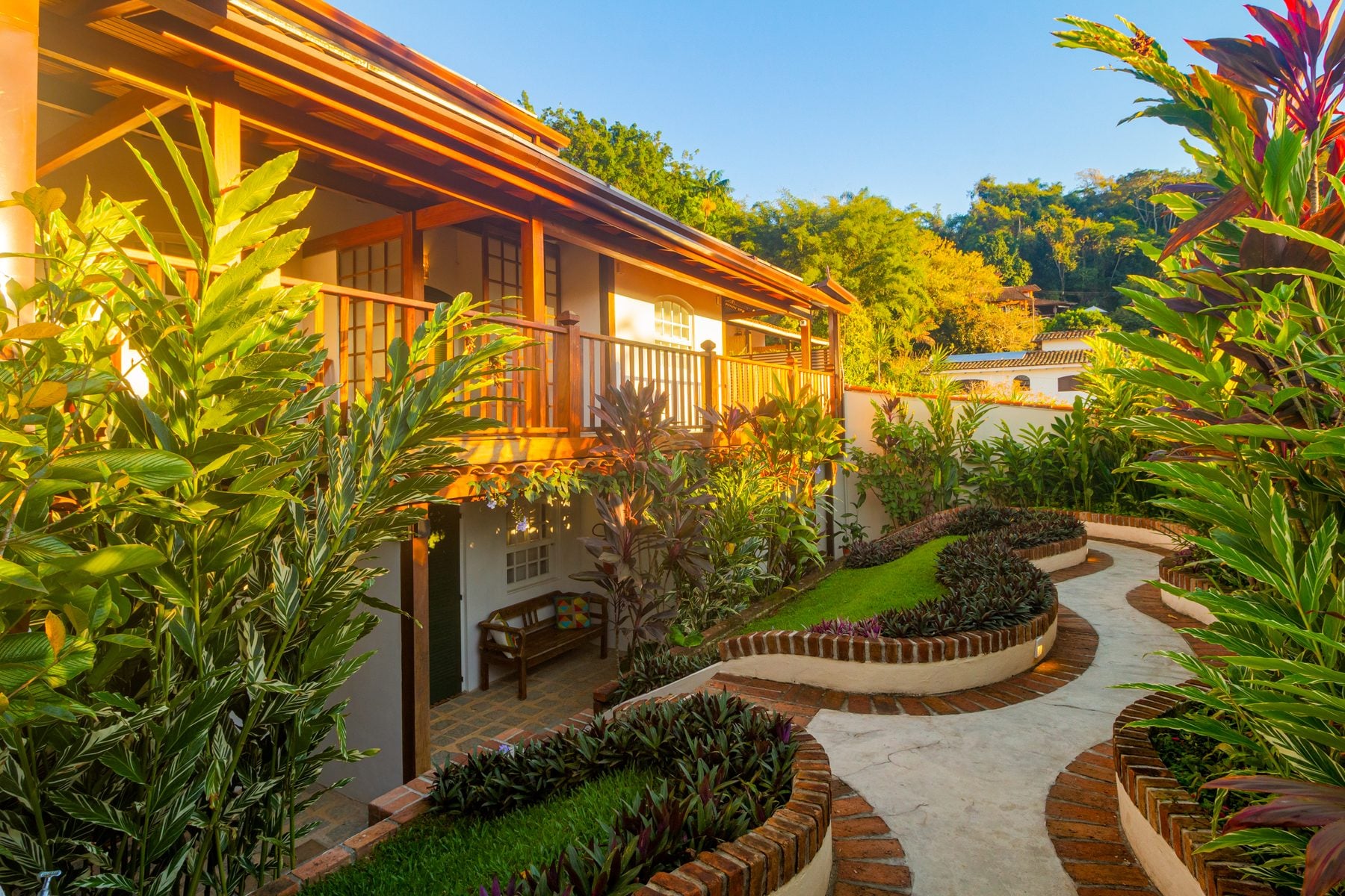 Jardim e varanda do hotel